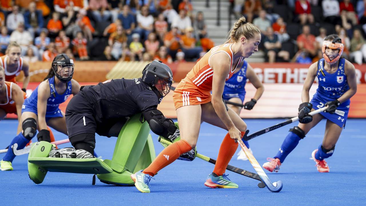 Renée van Laarhoven maakt het de keepster van Japan lastig (foto: Bas Czerwinski / ANP).
