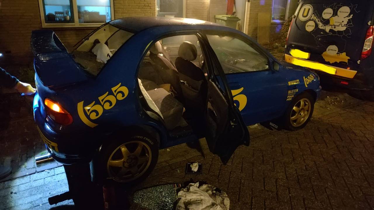 Explosie in auto zorgt voor flinke schade aan wagen in Standdaarbuiten
