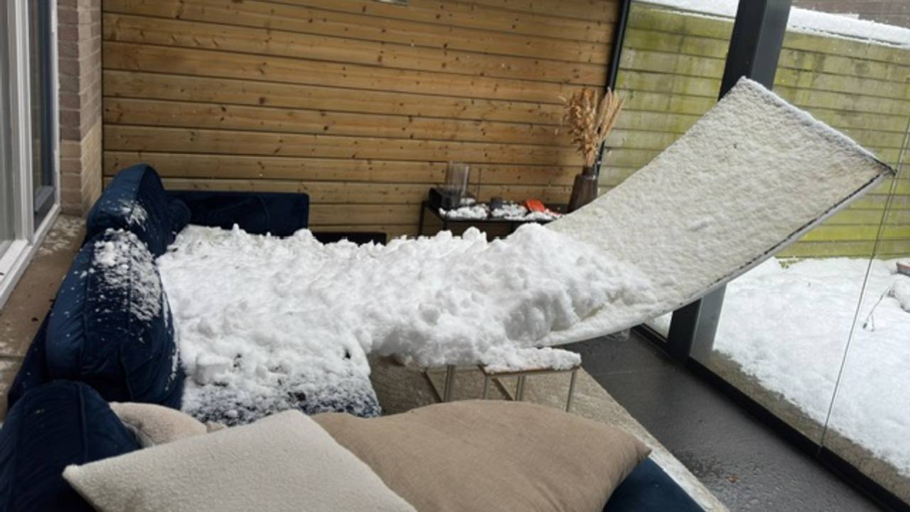 Een paneel van het dak van de serre die is ingestort