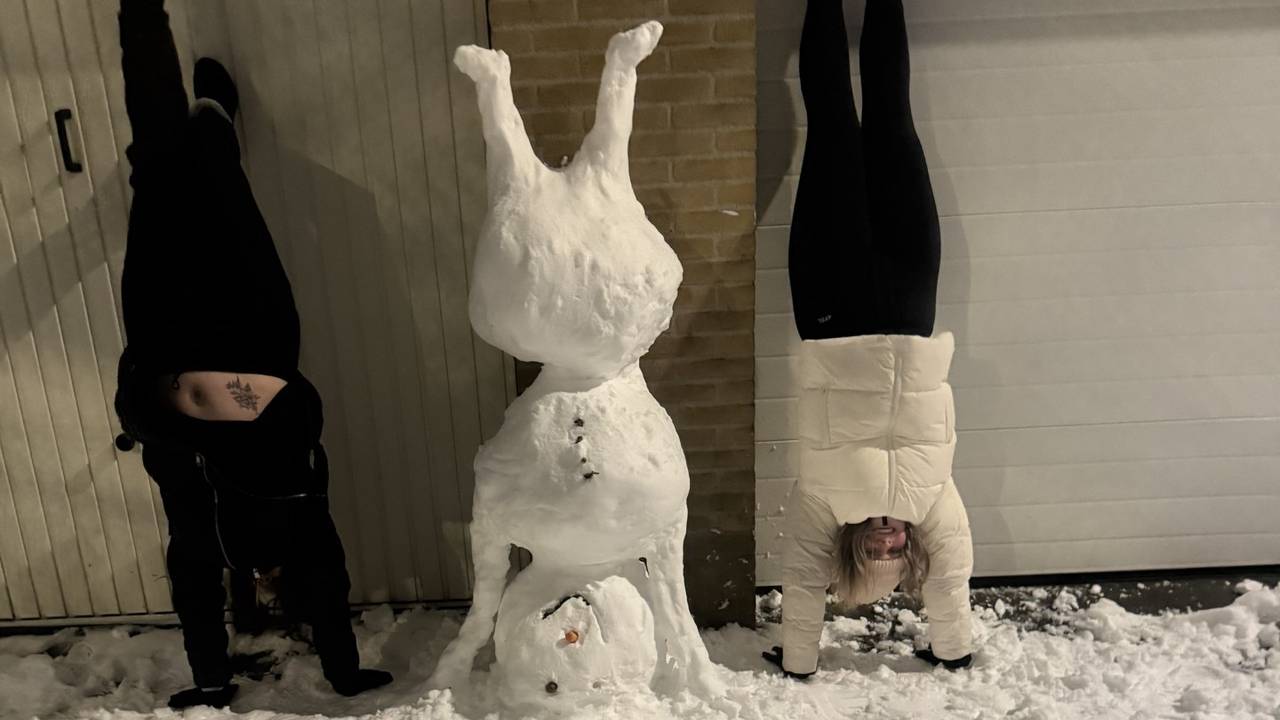 Lisanne, Anke en de sneeuwpop op z'n kop.