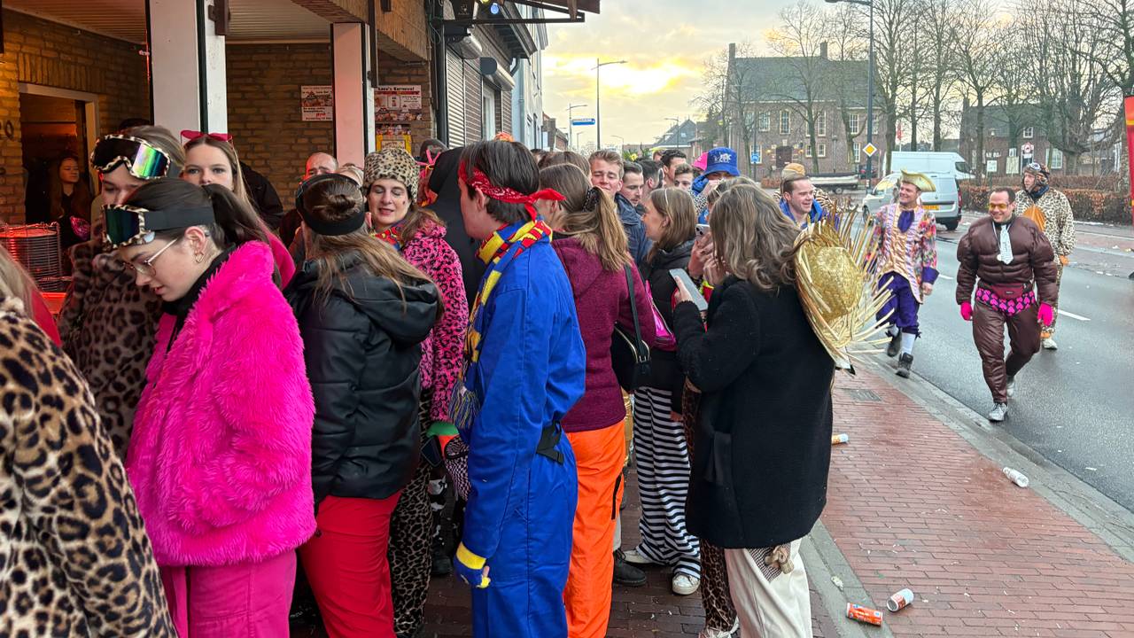 Bij sportcafé De Loco stond maandagochtend al een lange rij (foto: Ruud Ritzen / Omroep Brabant).