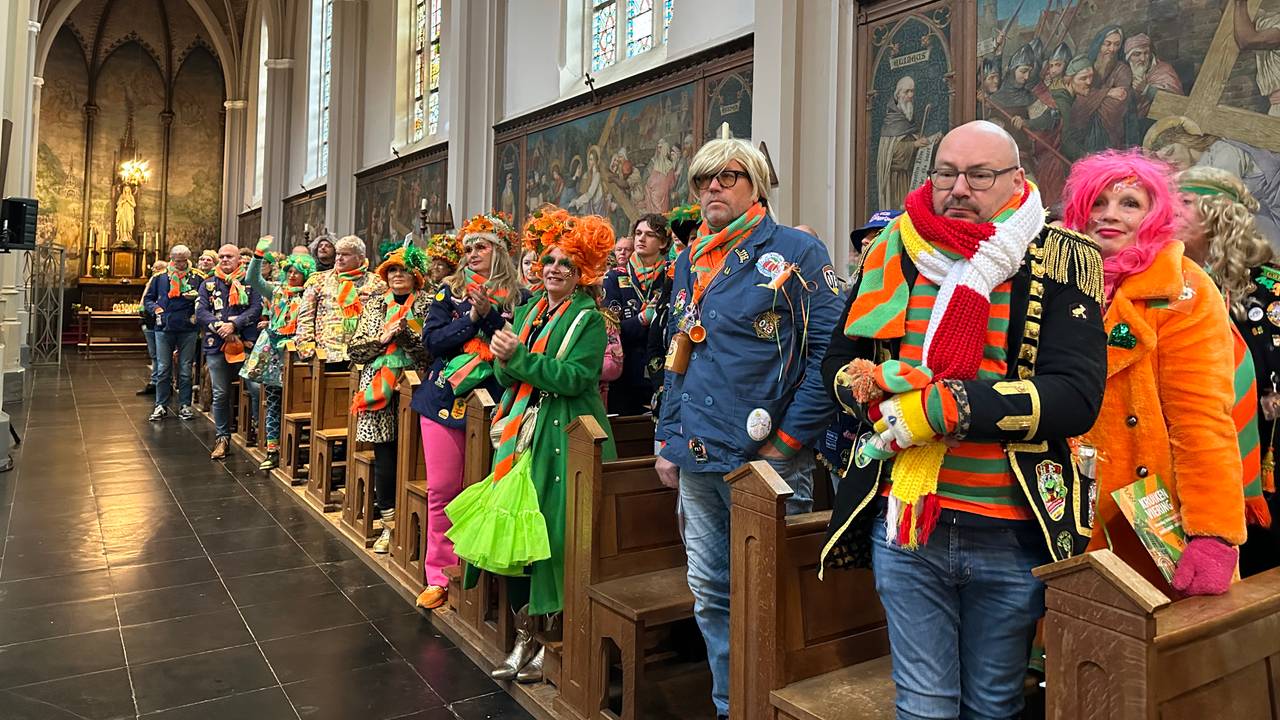 Het is een drukke bedoeling in de kerk (foto: Floortje Steigenga / Omroep Brabant).