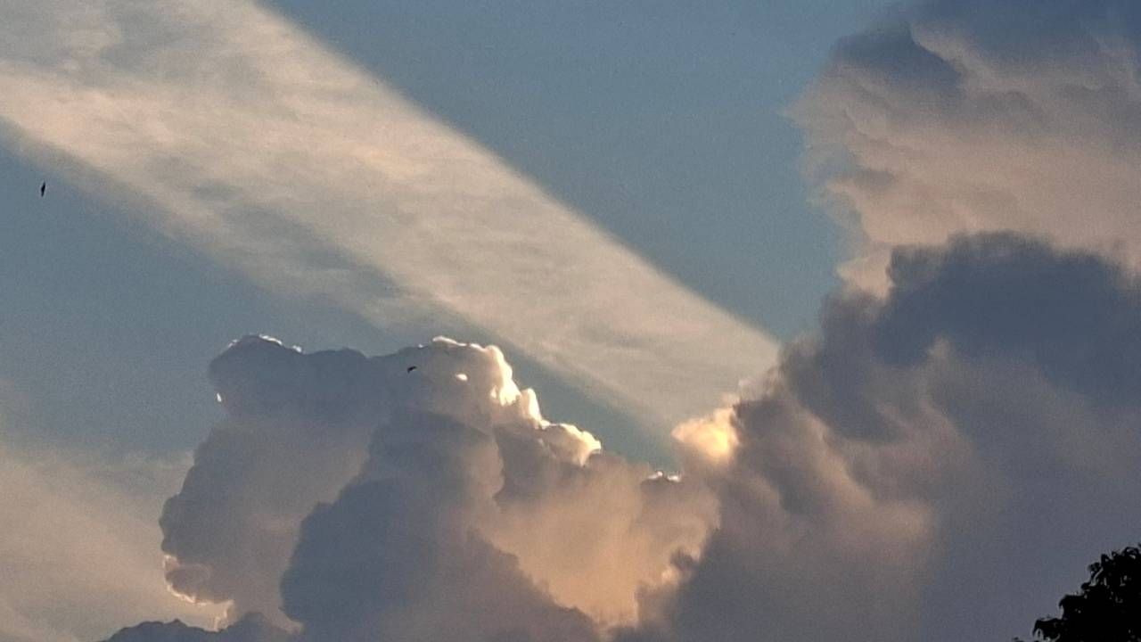 De laatste zonnestraaltjes door de wolken (foto: Karin Berbers).
