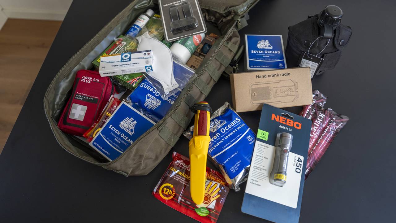 Een voorbeeld van een noodpakket (foto: ANP).