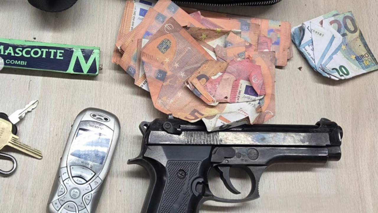 De inhoud van de tas die werd gevonden bij zwembad De Dolfijn (foto: Politie Best-Oirschot).