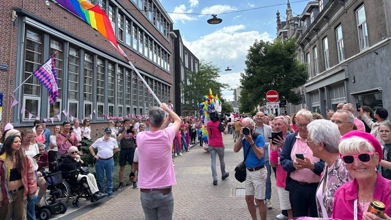 Kleurrijke Pride Walk trekt door centrum van Tilburg.