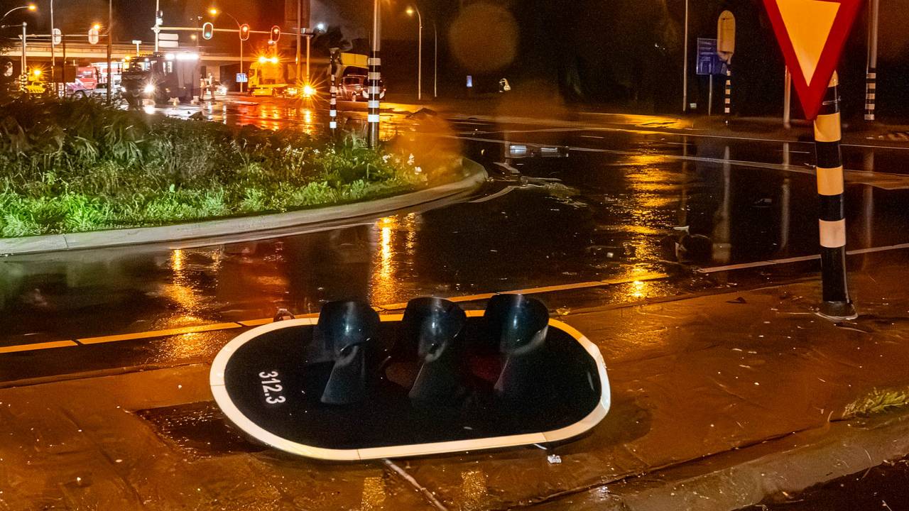 Twee stoplichten sneuvelden bij de dollemansrit van de automobilist (foto: Harrie Grijseels/Persbureau Heitink).