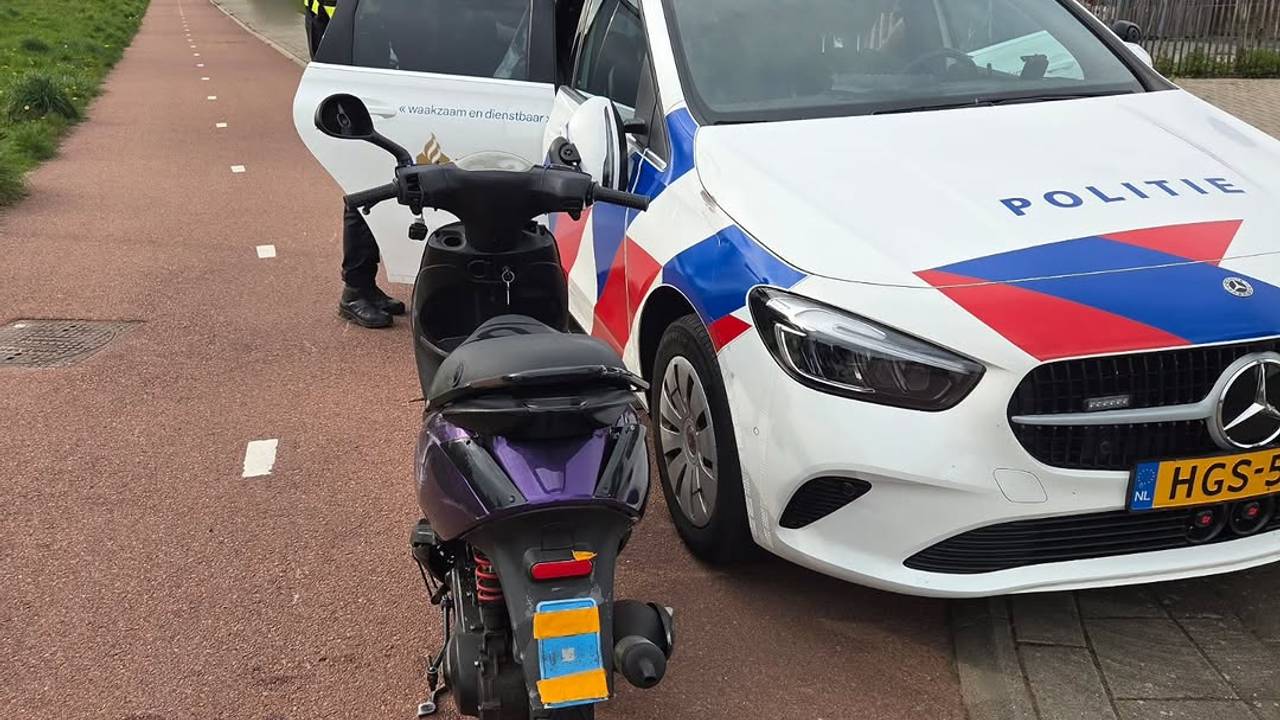 Het kenteken van de scooter was afgeplakt (Foto: Instagram Politie Helmond).