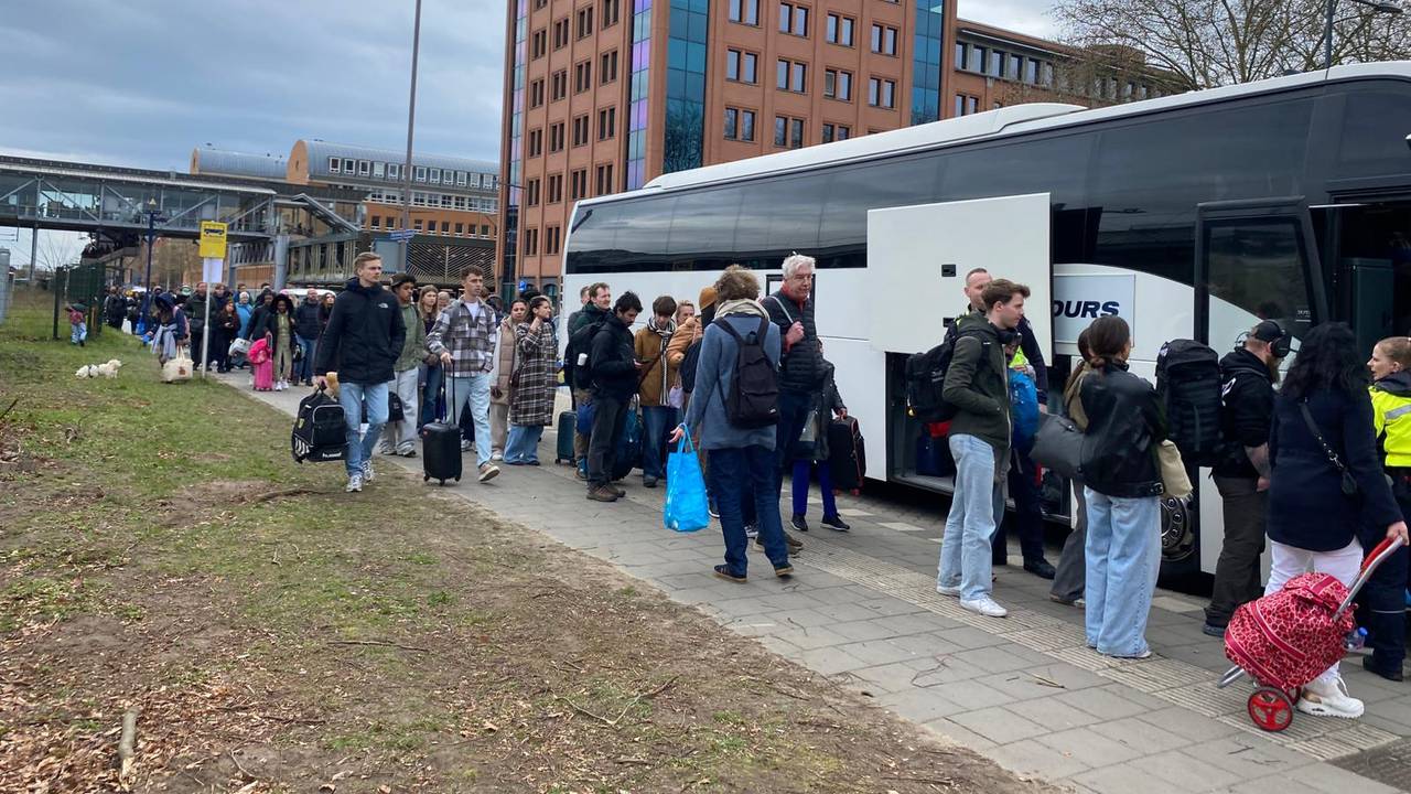 Lange rijen voor de bus na spoorverzakking bij Vught (foto: Floortje Steigenga).
