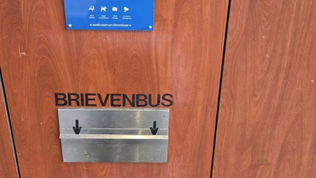 Man (40) plast tegen brievenbus van politiebureau en filmt zichzelf