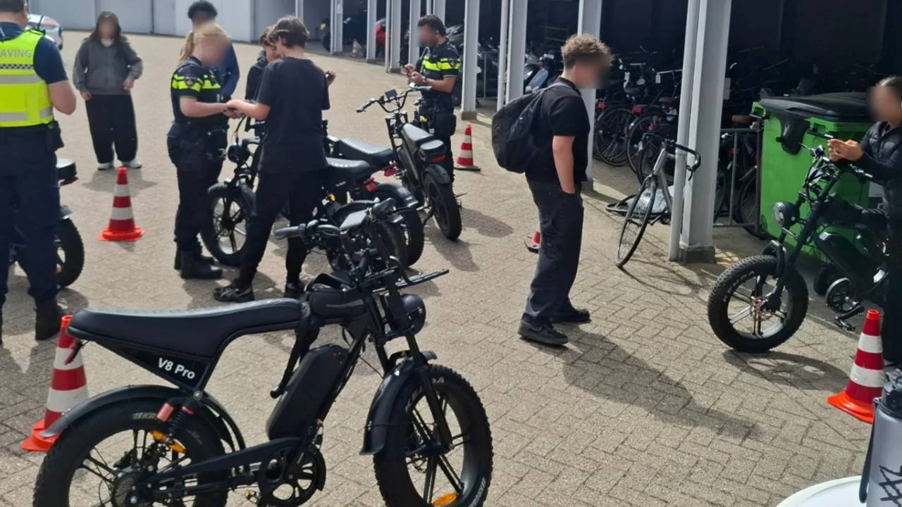 De fatbikecontrole (foto: politie_maasdal/instagram).