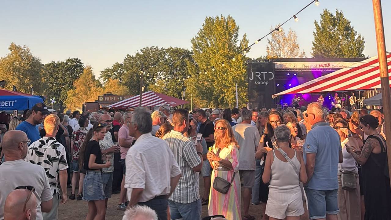 Op dit feest in Tilburg kijken de mensen ook (foto Eva Ewals).