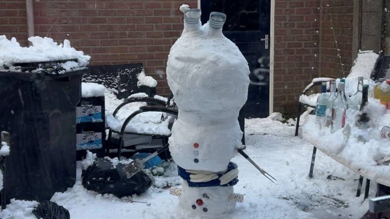 Het studentenhuis én sneeuwpop staan op de kop van het winterse weer (foto: Frederique).