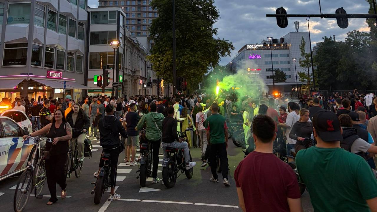 Ook in Tilburg werd uitbundig gevierd. De kruising tussen de Spoorlaan en de Heuvelring stond vol met supporters. (Foto: Martine Kemkens.)