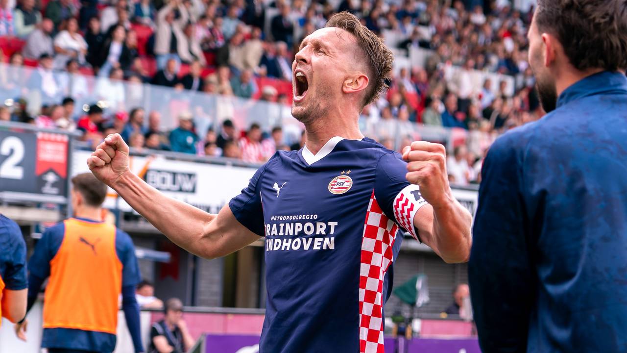 Luuk de Jong viert de titel met PSV. (Foto: Joris Verwijst/Orange Pictures)