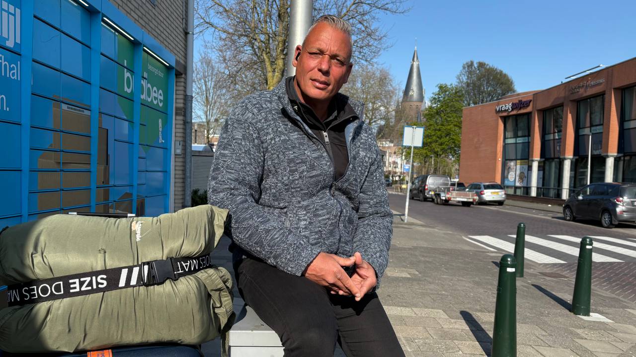 Jos verblijft al drie maanden bij de pakkettenautomaat naast de supermarkt in Steenbergen (foto: Erik Peeters).