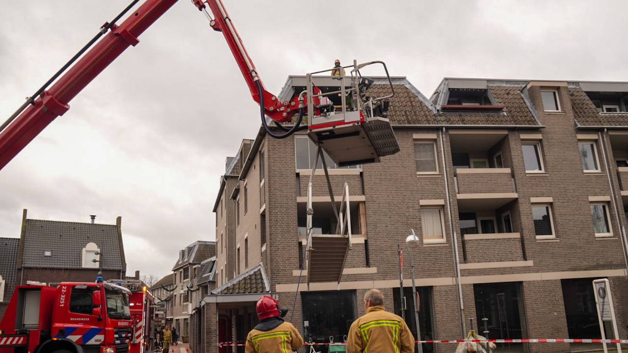 De loopbrug lag los op het dak van een plat dak in het centrum van Deurne (foto: Harrie Grijseels/SQ Vision).