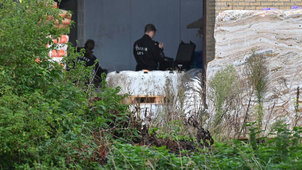 Het onderzoek naar de cocaïnewasserij in Zundert gaat zaterdagochtend verder (foto: Perry Roovers/SQ Vision).