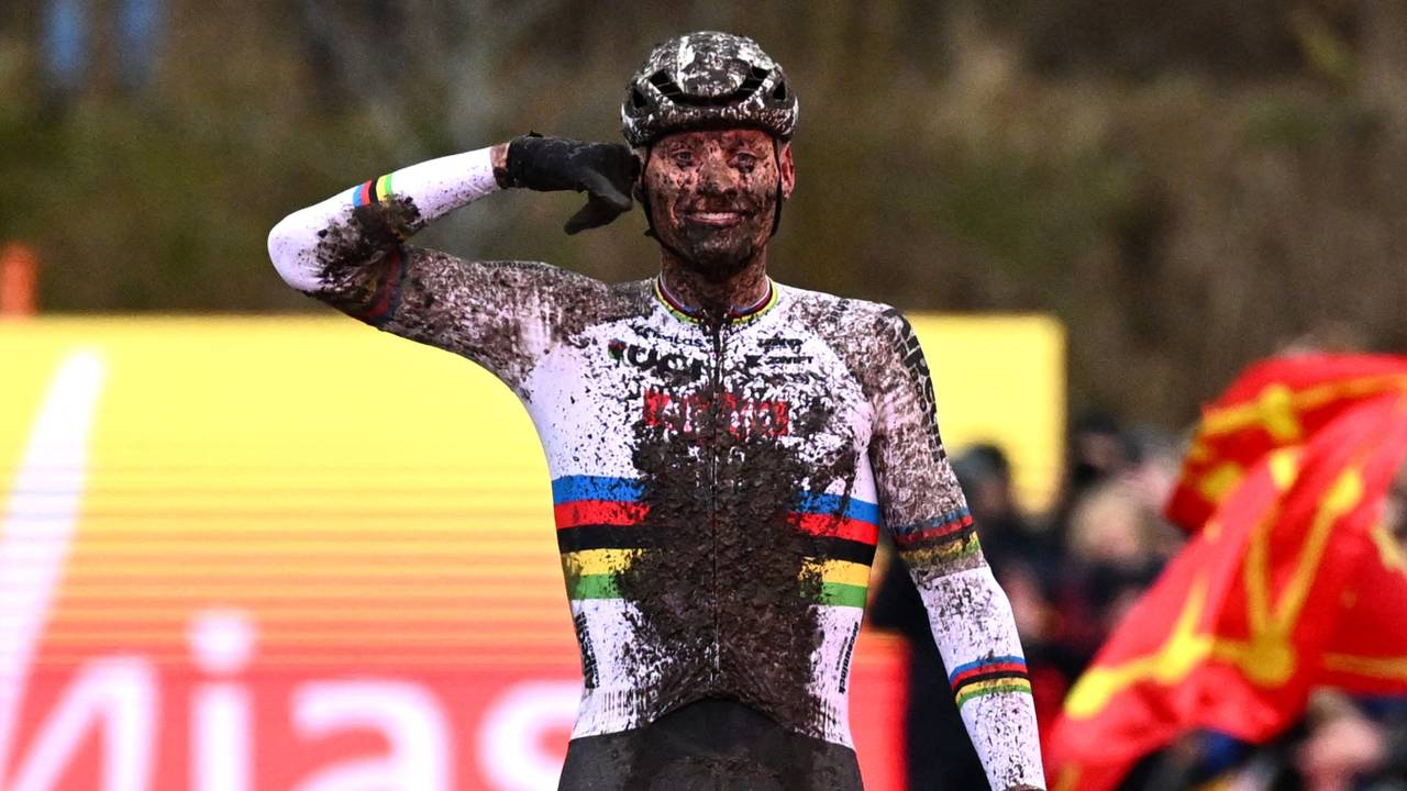 De totaal besmeurde Mathieu van der Poel wint superieur in Maasmechelen (foto: ANP).