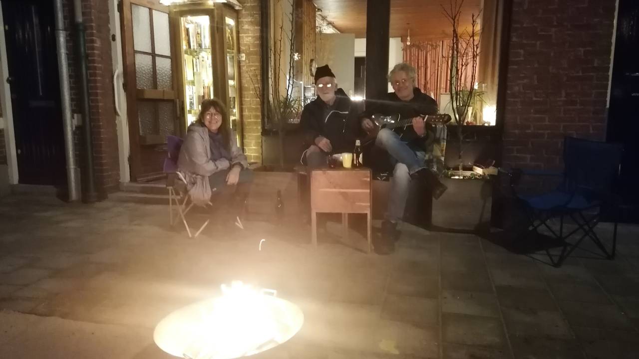 Ook in de Gasstraat luiden de bewoners het nieuwe jaar vrolijk in.