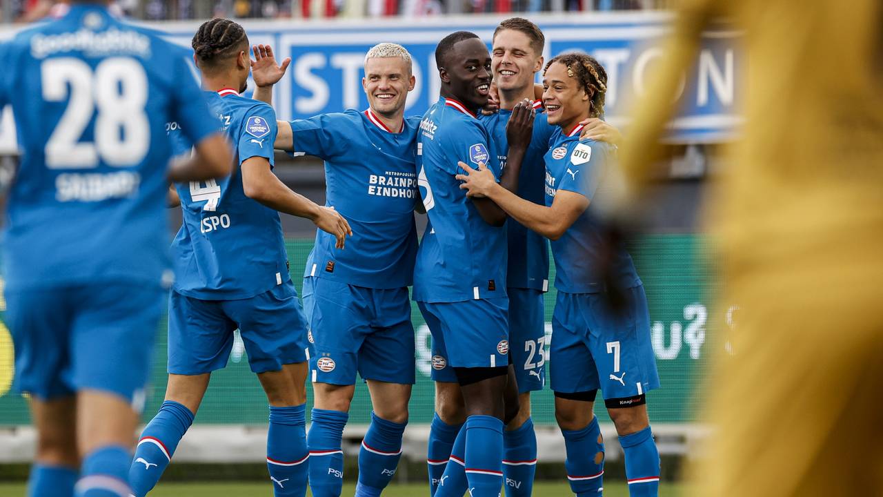 PSV-spelers vieren de openingstreffer (Foto: ANP)