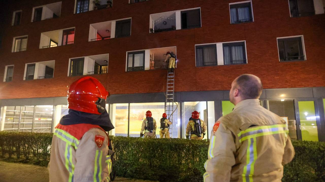 Brandweer blust brand op balkon (Foto: Arno van der Linden - SQ Vision Mediaprodukties)