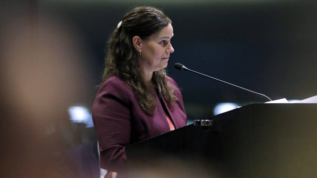 Gedeputeerde Dirken (VVD) van Ruimte en Wonen in debat in Provinciale Staten (foto: ANP).