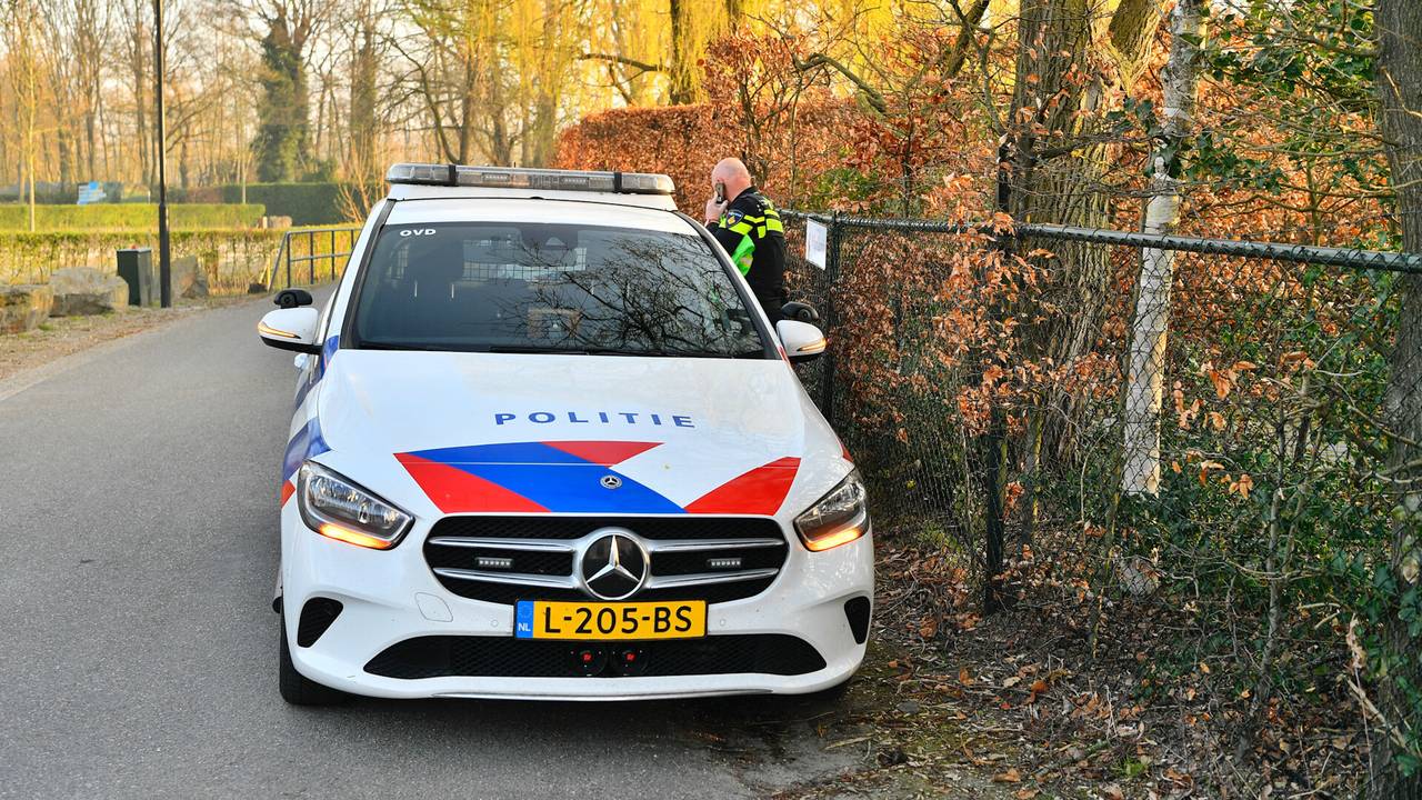 De politie doet onderzoek na de overval in Valkenswaard (foto: Rico Vogels/SQ Vision).