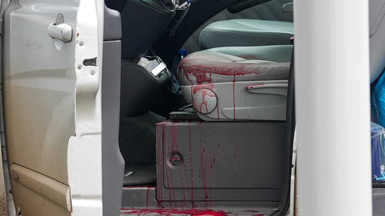 Bloed aangetroffen in een busje bij huisartsenpost in Oss (Foto: Gabor Heeres / SQ Vision)