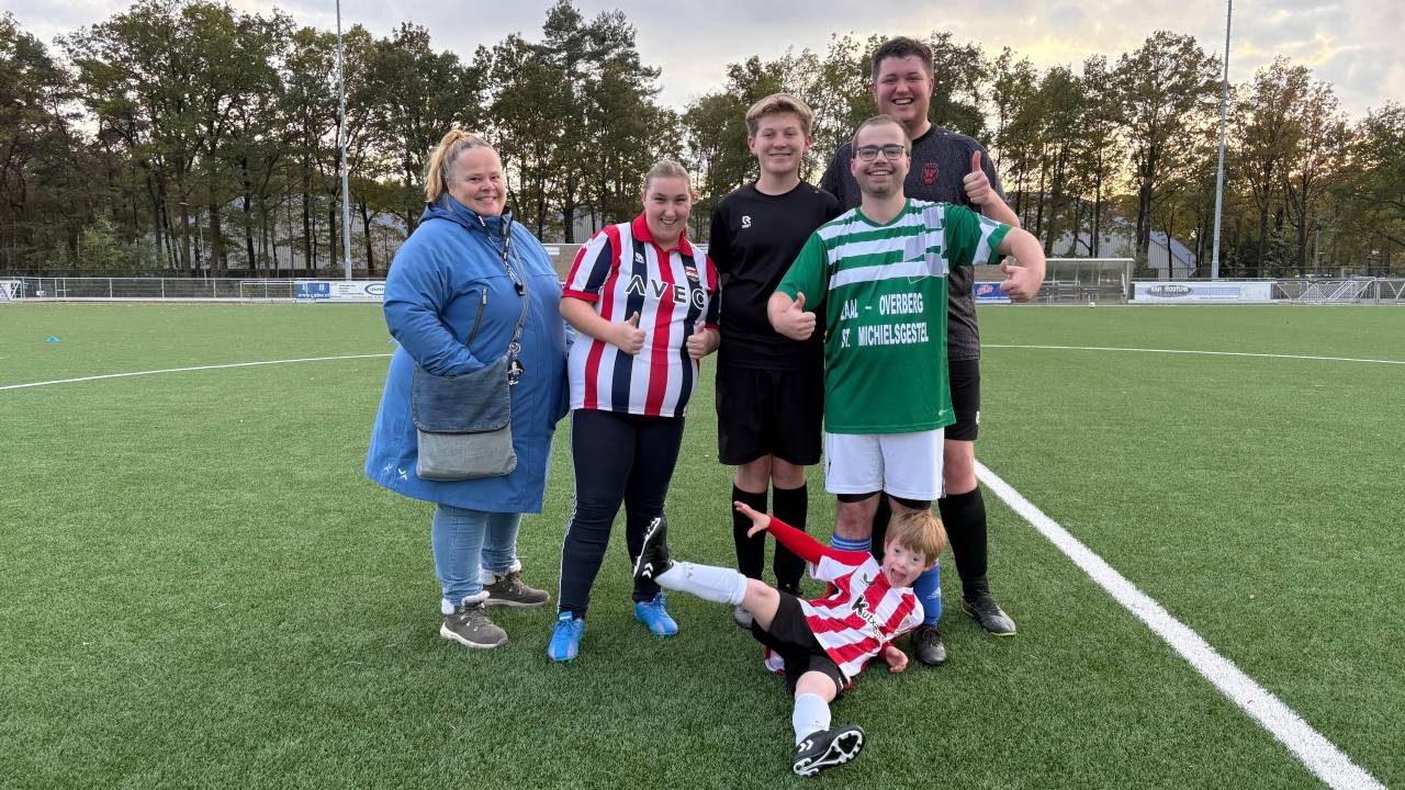 Antoinette Koolen en de verschillende spelers van GSBW (foto: Pieter Soethout).