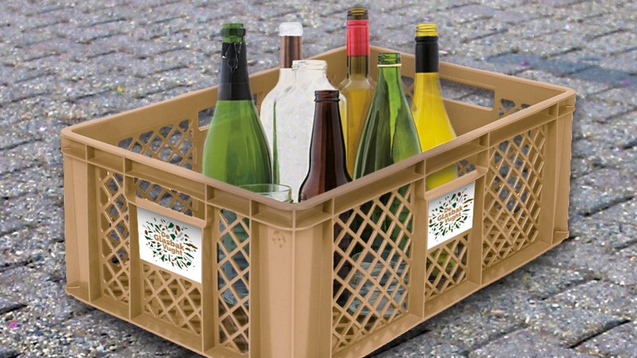 Zelf glas naar de glasblak brengen hoeft niet in Vught, als je maar betaalt Omroep Brabant