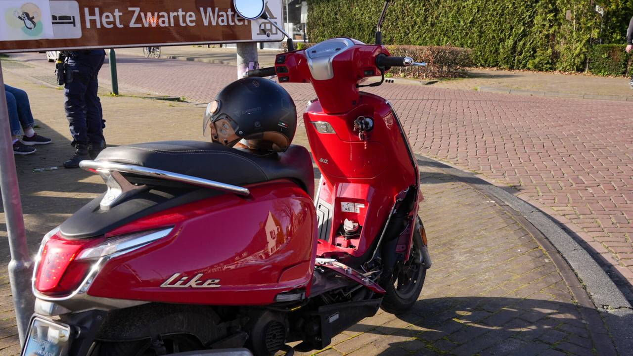  De bestuurster van de scooter kwam in botsing met een auto (foto: Harrie Grijseels/SQ Vision).