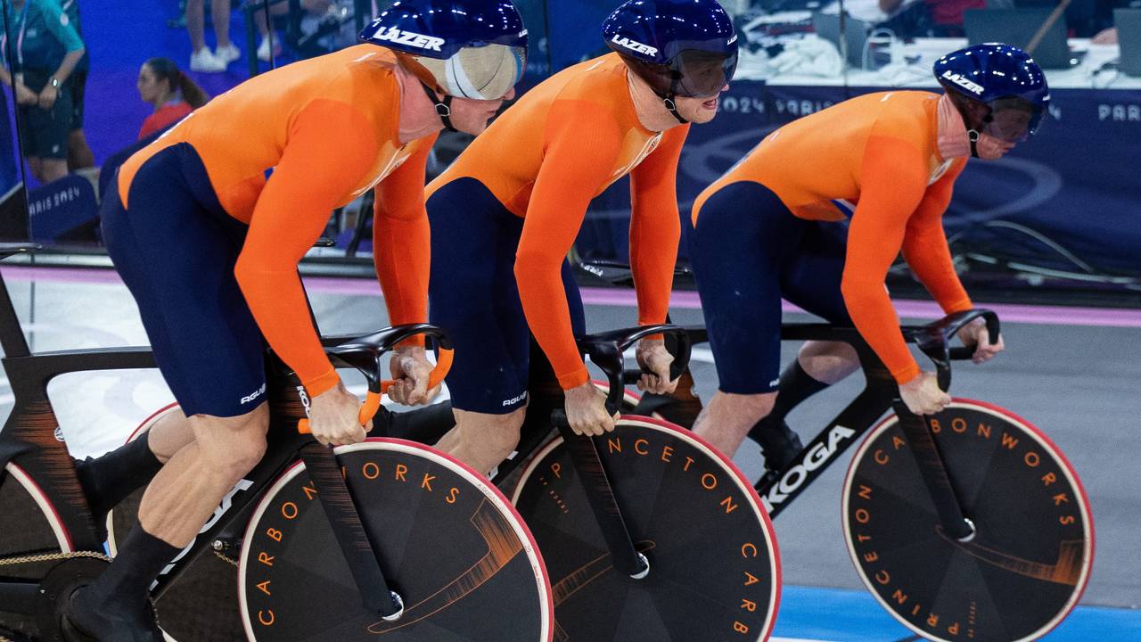 Roy van den Berg, Harrie Lavreysen en Jeffrey Hoogland in actie tijdens kwalificatie teamsprint (foto: ANP).