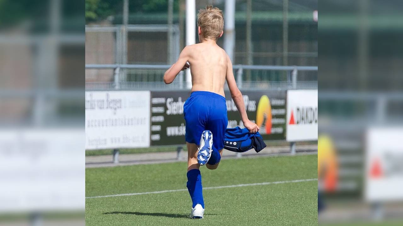 Seff viert met ontbloot bovenlijfje zijn doelpunt in de kampioenswedstrijd (foto: Ad Megens).