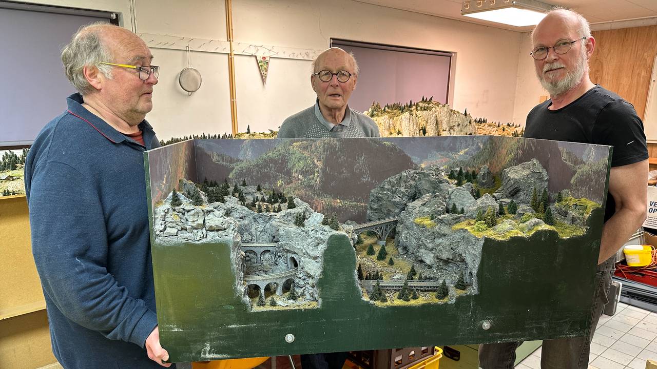 De leden van Modelspoorgroep Oudenbosch ruimen hij clubhuis leeg.