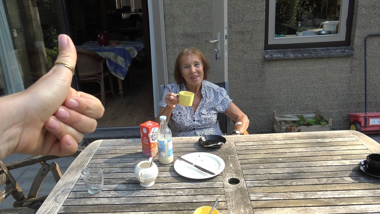 Irene en een duimpje van Maud tijdens het filmen van de documentaire.