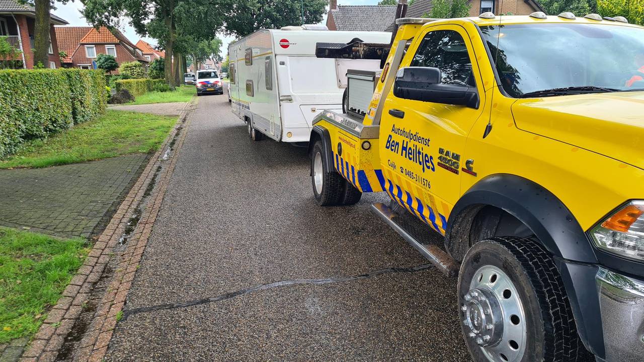 In Sint Anthonis werden een gestolen aanhanger, toercaravan en een ladder in beslag genomen (foto: Facebook politie Land van Cuijk).