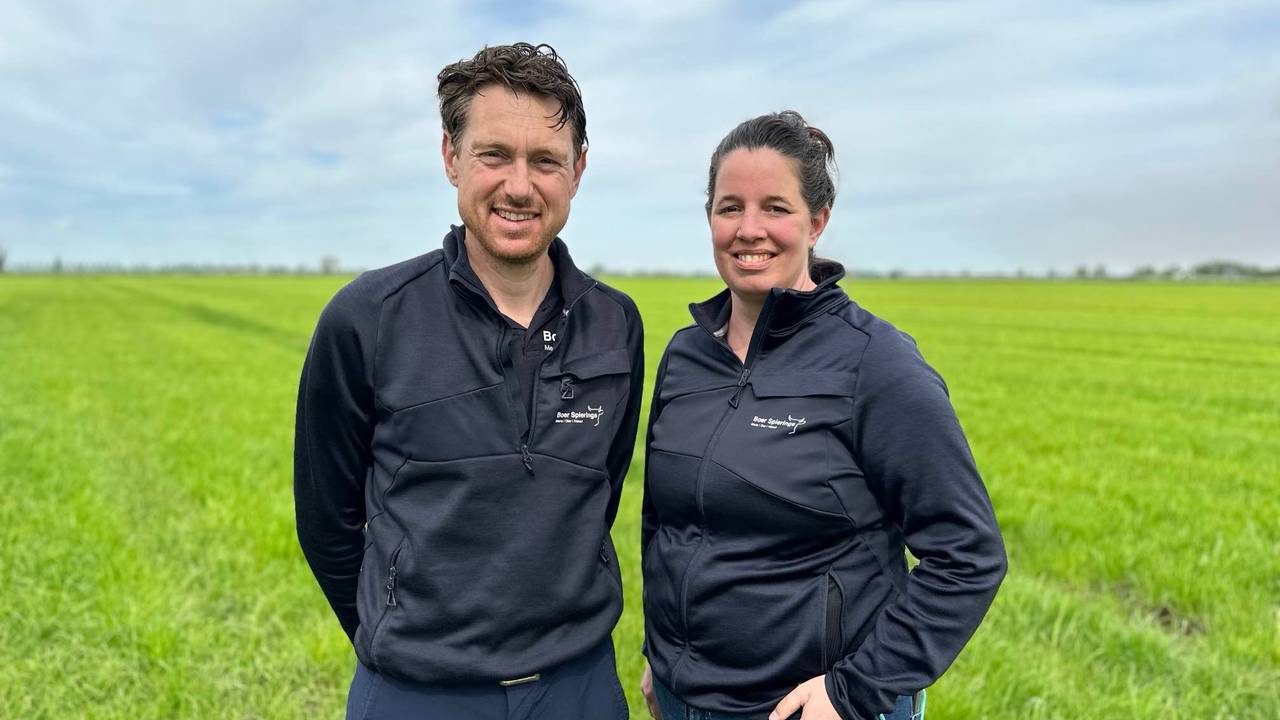Jasper en Afke voor hun lege wei (foto: Floortje Steigenga).