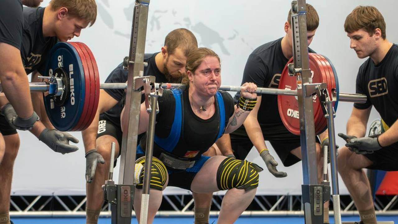 Ankie Timmers aan het squatten. (Foto: IPF)