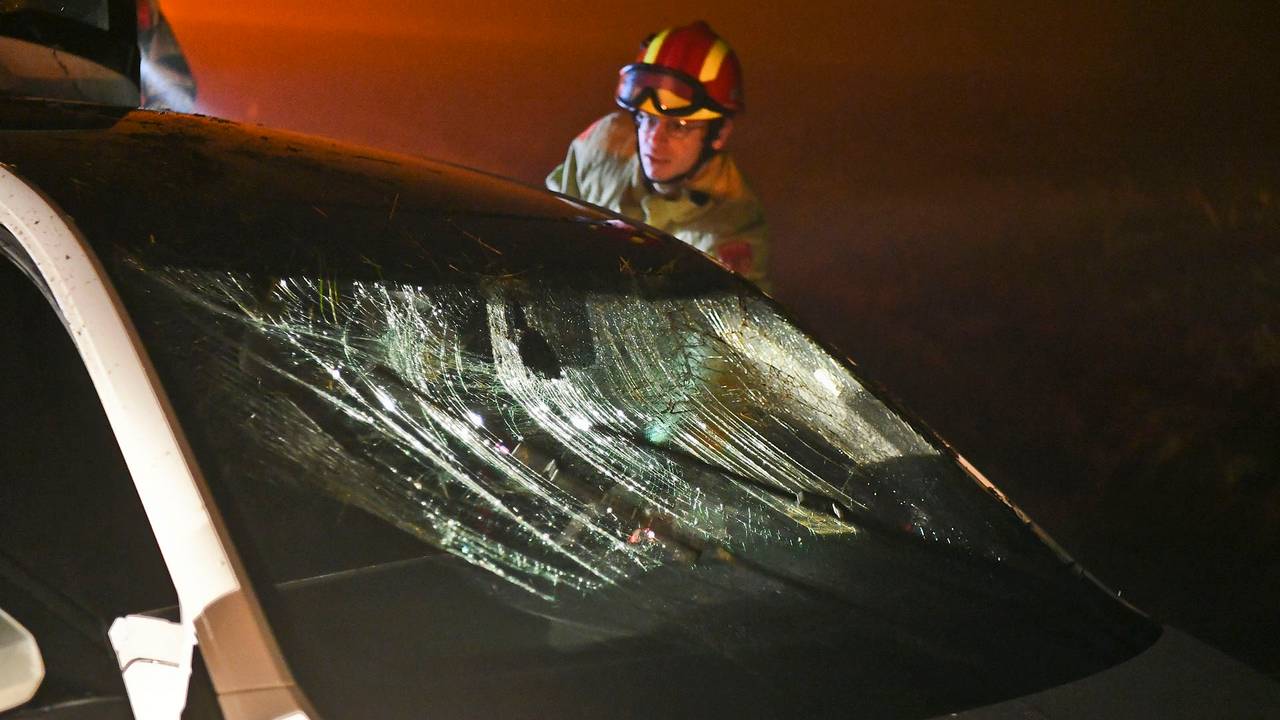 De auto is zwaar beschadigd (foto: Rico Vogels/SQ Vision