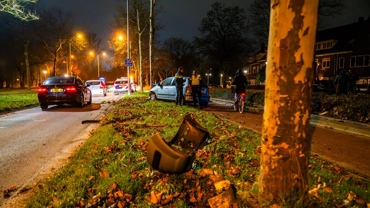 De auto crashte op de Eedenstraat in Eindhoven (foto: Dave Hendriks/SQ Vision).