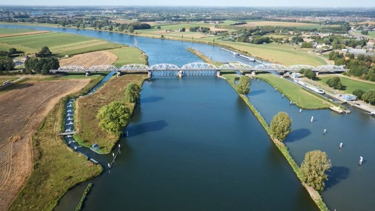 De Thompsonbrug bij Grave. (Foto: Rijkswaterstaat / J. van Houdt)