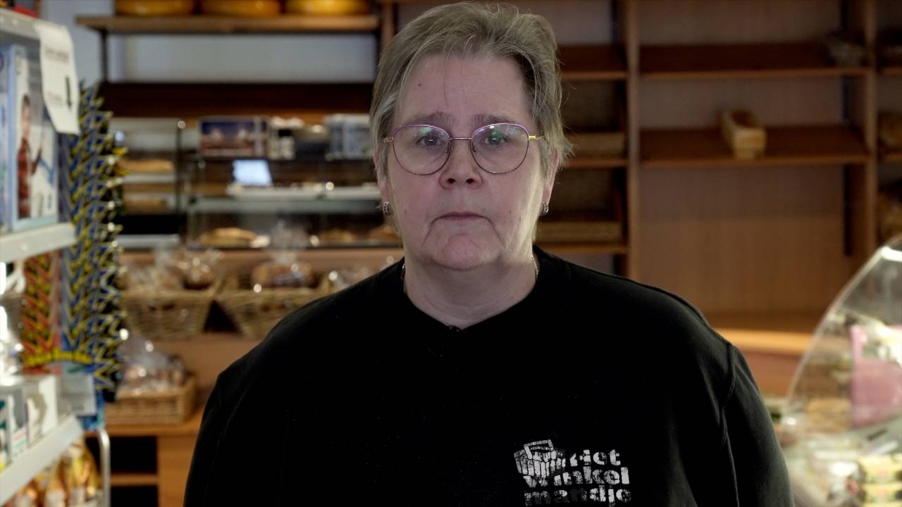Andrea Tolenaars ziet regelmatig huilende mensen in haar supermarkt in Moerdijk nu het dorp gaat verdwijnen (foto: Omroep Brabant).