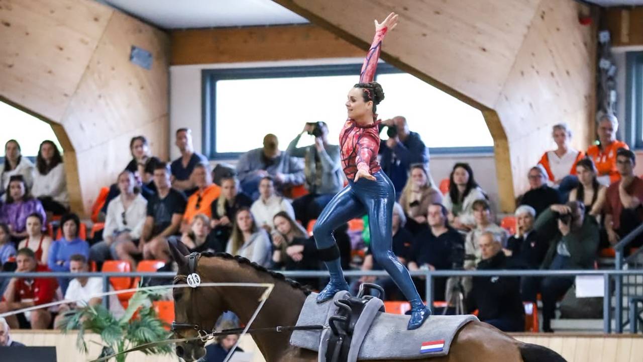 Elle van Dijk doet mee aan het WK voltige