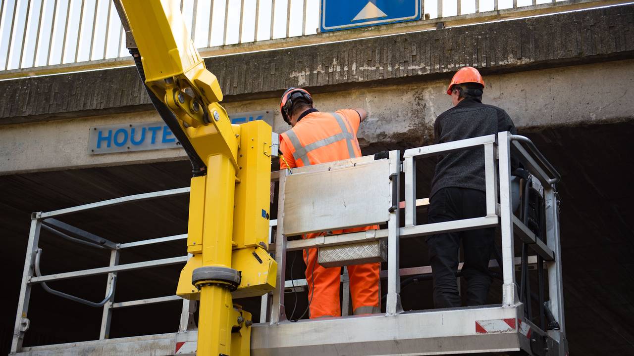 Vrachtwagen raakt brug (foto: Walter van Bussel/SQ Vision).