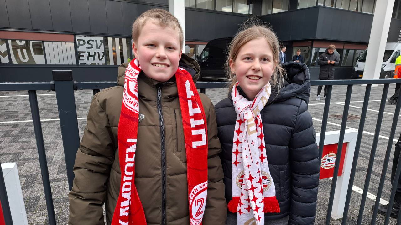 PSV-fans Keano en Lizzy (foto: Leon Voskamp).