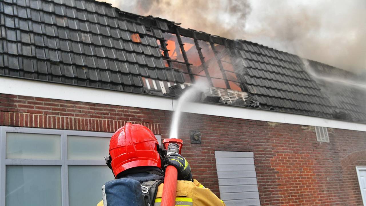 Rond kwart voor een zondagmiddag was de brand in Valkenswaard onder controle (foto: Rico Vogels/SQ Vision).