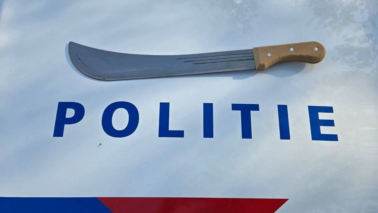 De man had een kapmes naast zijn bed liggen (Foto: Instagram Wijkagenten Son en Breugel).