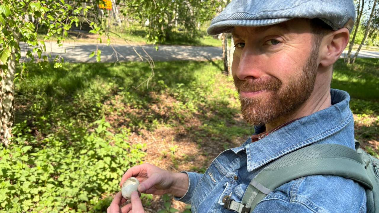 Stadsecoloog Rob van Dijk vond een opgegeten eendenei (foto: Pieter Soethout).