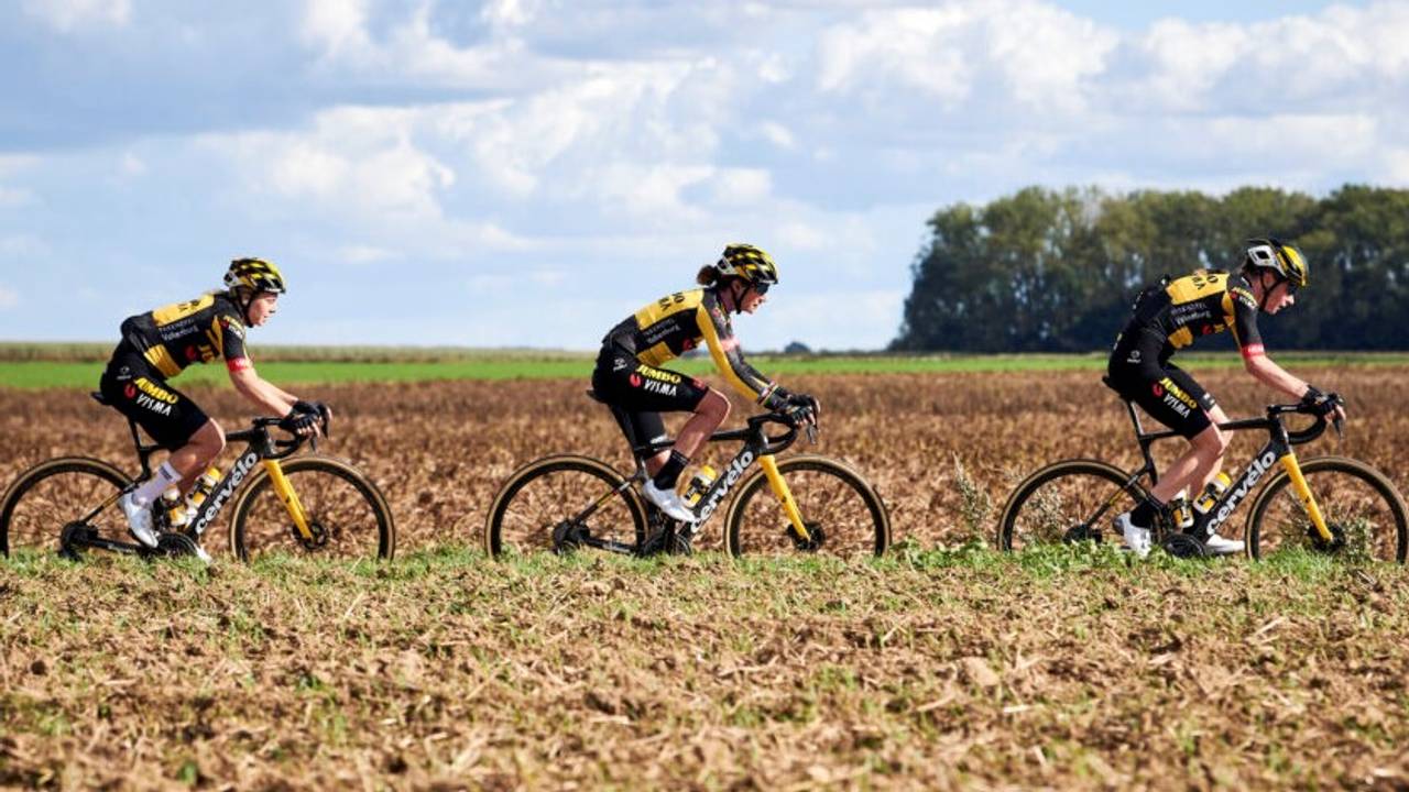 Marianne Vos traint met haar ploeg voor de 'Hel van het Noorden (foto: Jumbo Visma)